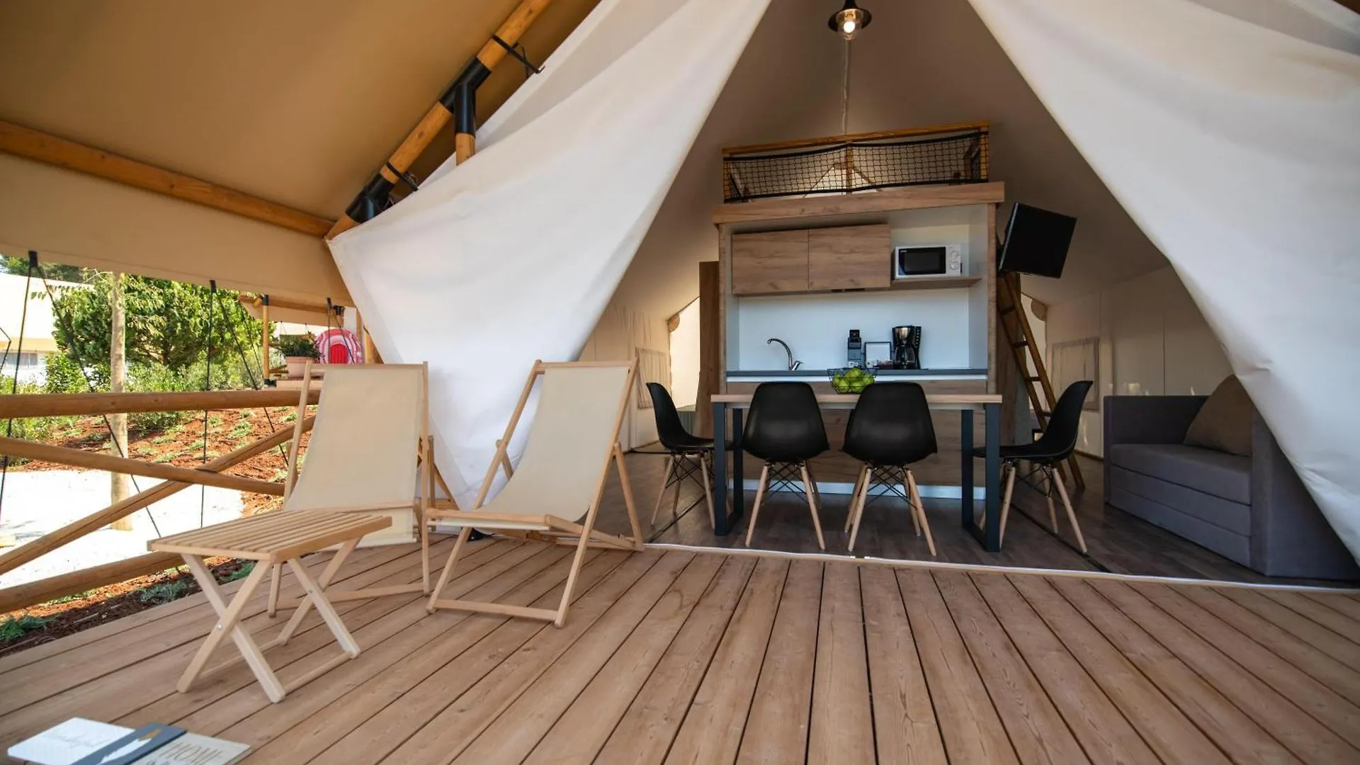 Arena One 99 Glamping Hotel Pomer