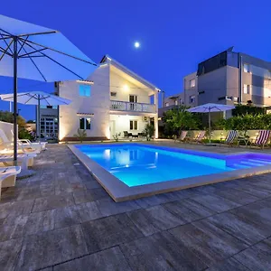 Apartment Pool House Luka