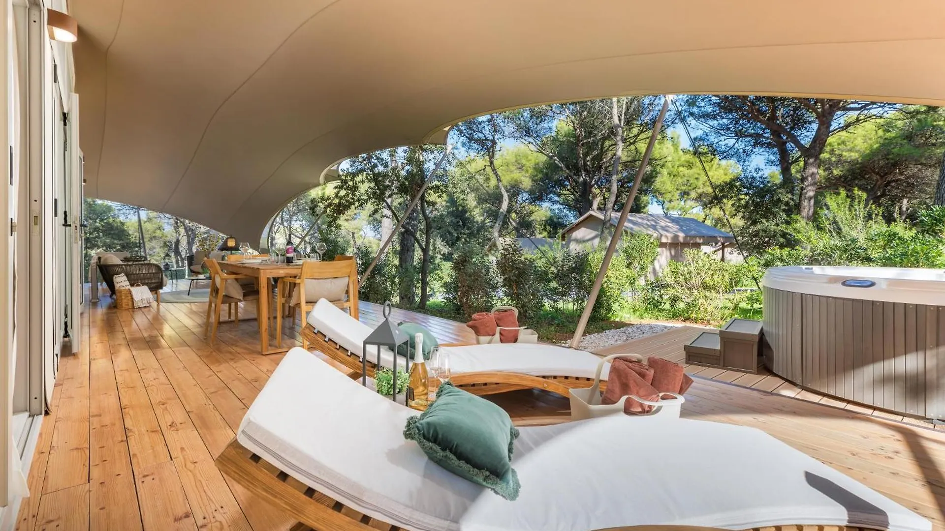 Arena One 99 Glamping Hotel Pomer 4*,